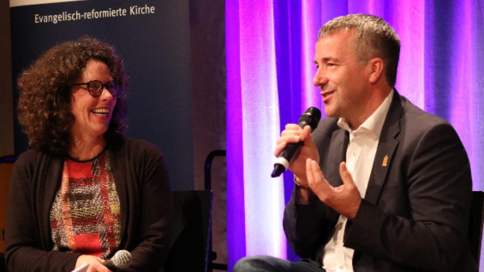 Im Bild Moderatorin Carola Scheede und der SPD-Bundestagsabgeordnete Johann Saathoff aus der Krummhörn.  © Ulf Preuß