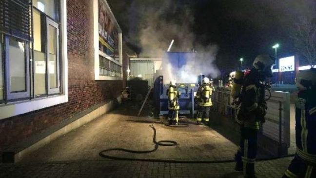 Abfallpresse von Supermarkt brennt