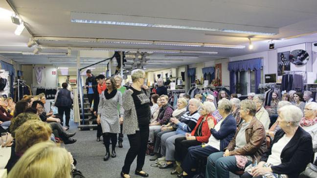 Volles Haus bei Modenschau in den Räumen der Firma Borchers in Holthuserheide