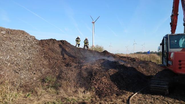 Schredderhaufen steht in Flammen