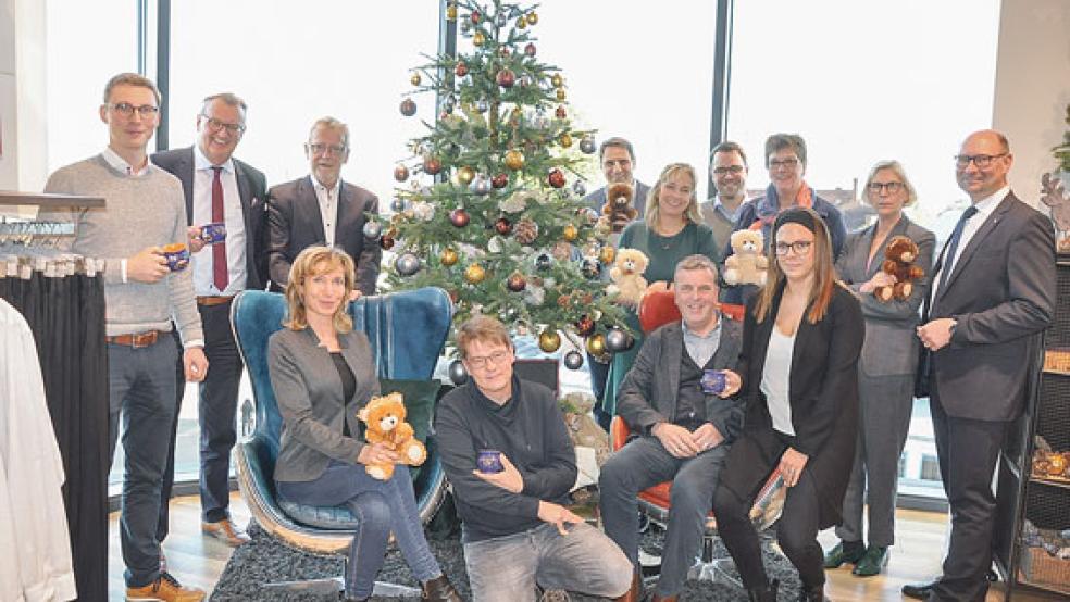 Freuen sich schon auf den Start der diesjährigen Weihnachtsverlosung am 7. November: die Mitglieder der Leeraner Werbegemeinschaft sowie Vertreter von der Lebenshilfe und dem Kinderschutzbund. © Fotos: Boelmann