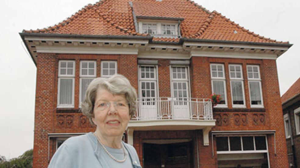 Gertrud Brockhoff vor dem 1913 erbauten Geschäftshaus in der Westerstraße 14. Gegründet worden war die Firma im Jahre 1862 ein Stück weiter in einem Haus auf dem »Suhlmannschen Grundstück« neben dem ehemaligen Finanzamt an der Ecke zur Süderstraße. © Foto: Szyska