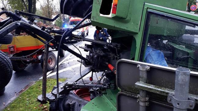 Treckergespann kippt nach Vollbremsung um