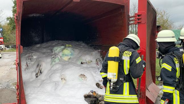 Rauch quillt aus fahrendem Lastwagen