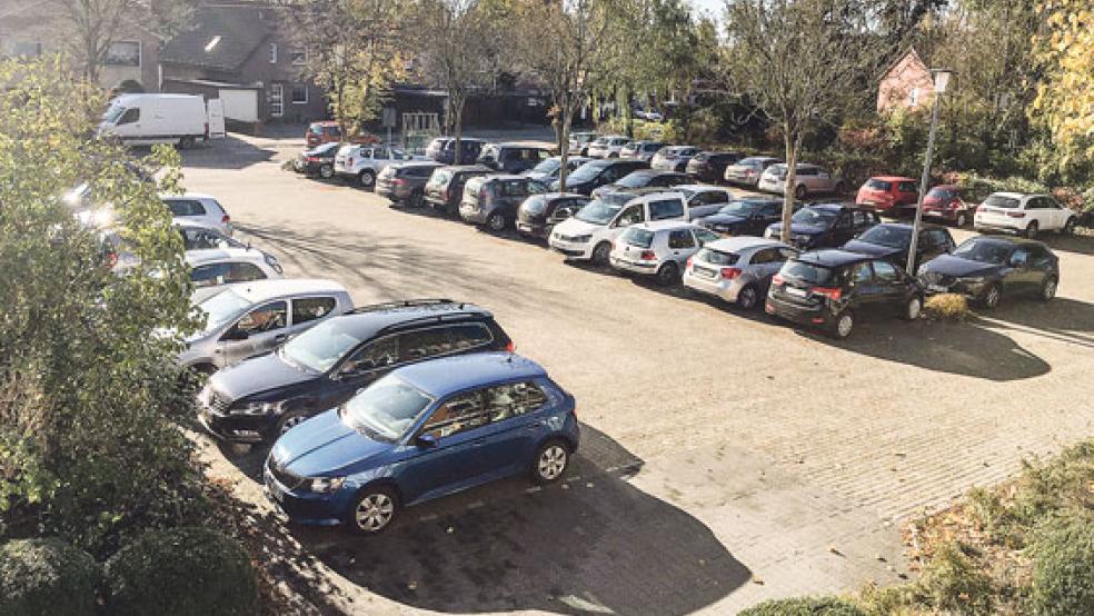 Auf dem Parkplatz vor der Grundschule an der Wiesenstraße in Weener kommt es immer wieder zu brenzligen Situationen. Doch der Landkreis als Träger der benachbarten Oberschule sieht keinen Handlungsbedarf und will sich an einem Verkehrskonzept nicht beteiligen. »Es wird noch schlimmer werden, wenn der Schulstandort an der Floorenstraße aufgelöst wird«, befürchtet Evert Pastoor vom Schulelternrat der Weeneraner Oberschule (kleines Bild). © Fotos: Boelmann/privat