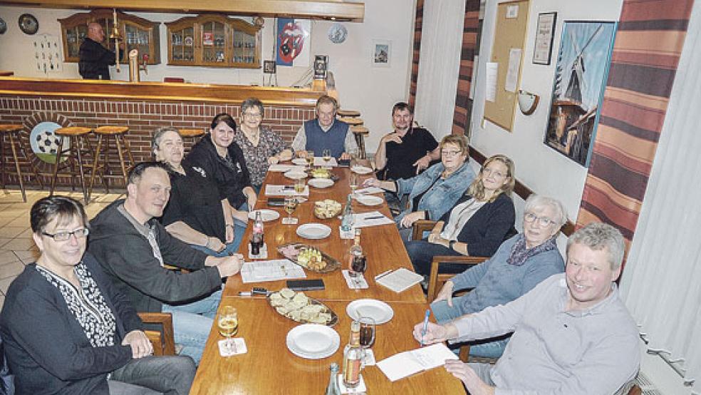 Gespräch in großer Runde: Die Vertreter der Rheiderländer Bühnen bei ihrem Treffen in Möhlenwarf. © Foto: Wolters