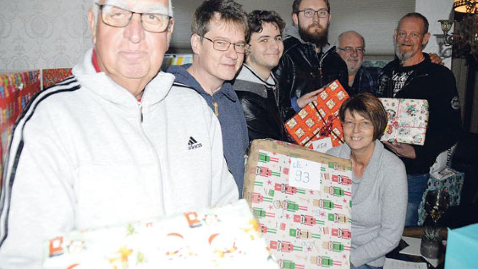 Jedes Jahr verwandelt sich das Wohnzimmer der Familie Donker in eine Geschenkestation für bedürftige Kinder. Und auch jetzt werden wieder barmherzige Packer gesucht. © Foto: Himstedt