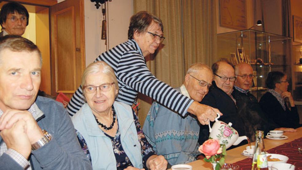 Drei Tassen Tee und ein reger Austausch zwischen den Besuchern - das gehört beim Heimatverein einfach dazu zur Begrüßung. © Fotos: Hoegen