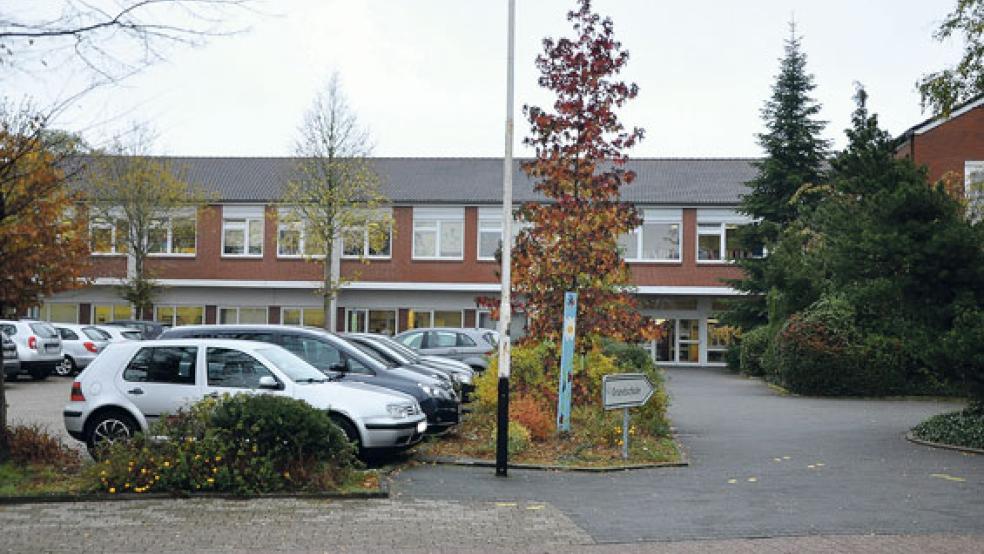 An der Wiesenstraße in Weener gibt es immer wieder brenzlige Situationen. Ein Verkehrskonzept soll schnellstmöglich von einem Fachbüro erarbeitet werden und Lösungen aufzeigen.  © Foto: Boelmann