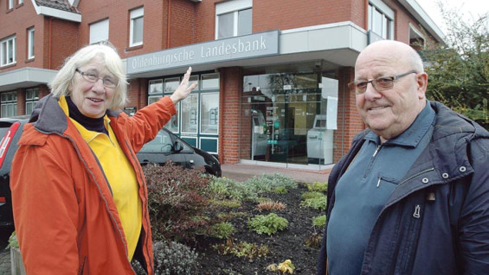 Abschied von der OLB: Vor der Schließung der Filiale in Jemgum gehörten Hildegard Hartmann und Hinderk Troff gestern Vormittag zu den letzten Kunden. Hartmann wechselt zur OLB nach Bunde, Troff zur Sparkasse in Jemgum. © Foto: Szyska