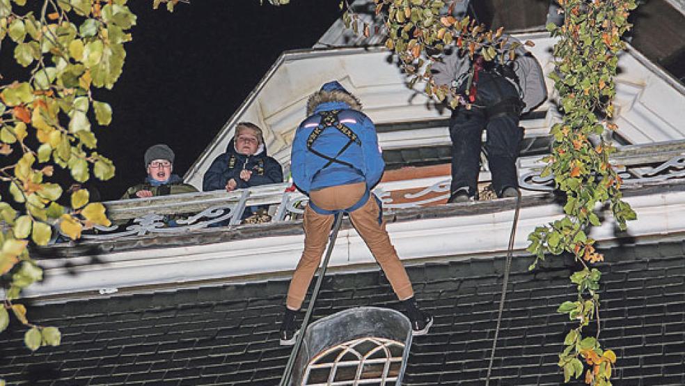 Mutig wagten einige Jugendliche sich beim Abseilen vom Turm der Lutherkirche in Leer hinunter.  © Foto: Dübbel