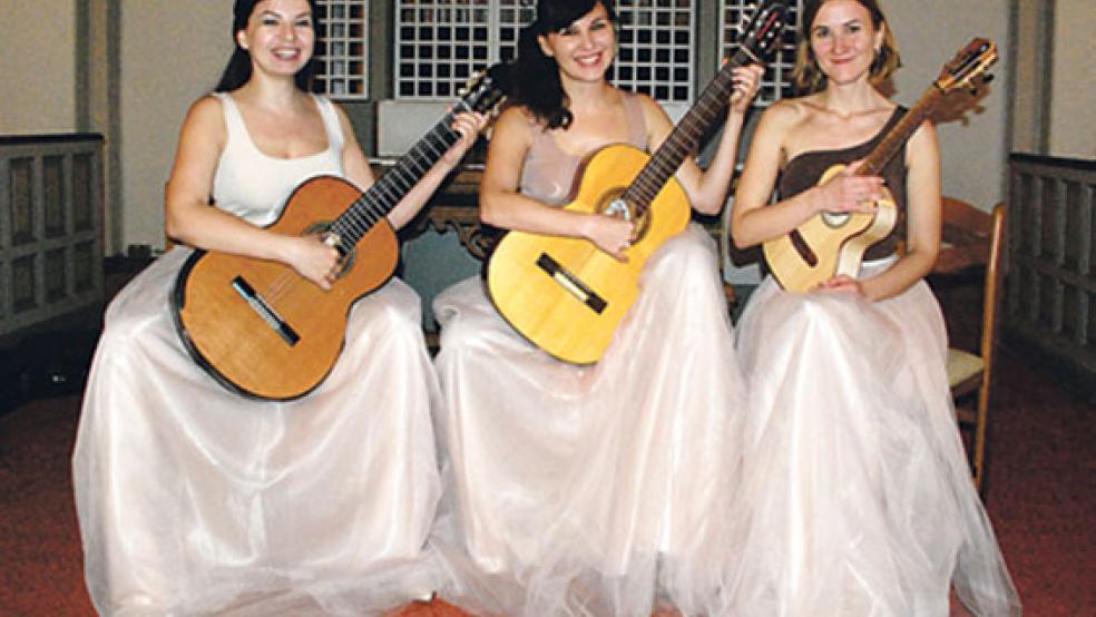 Die drei Musikerinnen (von links) Ekaterina Tolochkova (Gitarre), Julia Babkina (Gitarre) und Ekaterina Zatonskaya (Ukulele) waren in Ditzum zu Gast. © Foto: Kuper