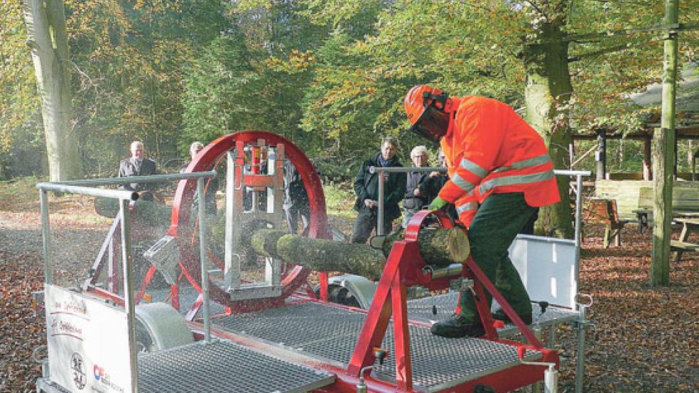 Sägen unter möglichst realistischen Rahmenbedingungen: Der neue Baumbiege-Simulator bei der Vorführung im Heseler Wald. © Foto: Jürgens