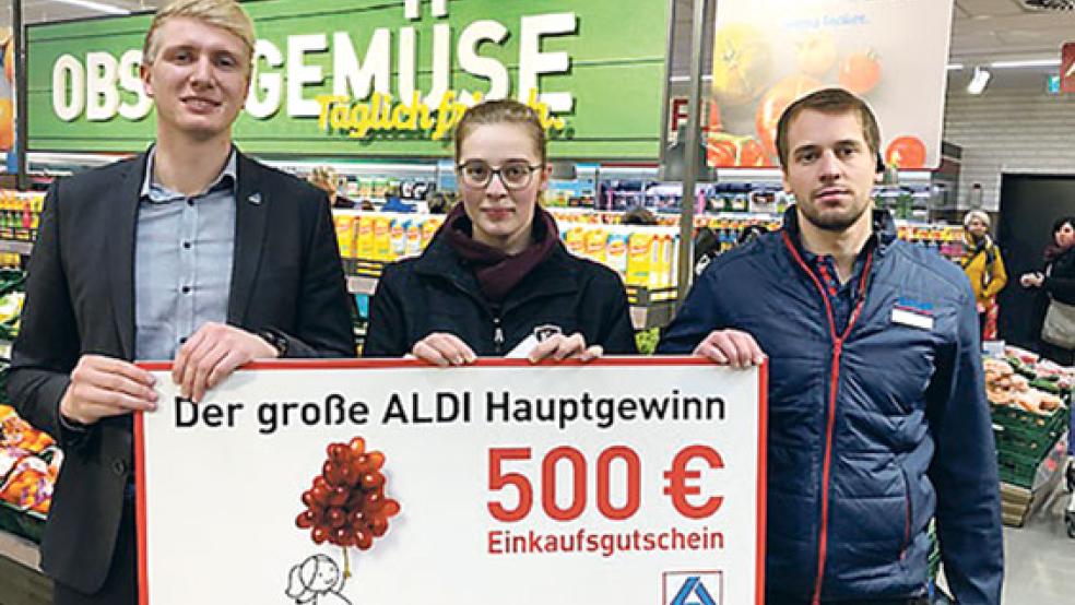 Bei der Neueröffnung konnte sich Aylina Kronberg über den Hauptgewinn, einen Warengutschein über 500 Euro, freuen. Es gratulierten Regionalverkaufsleiter Tim Wachtendorf (links) und Filialverantwortlicher Dennis Ohling. © Foto: privat