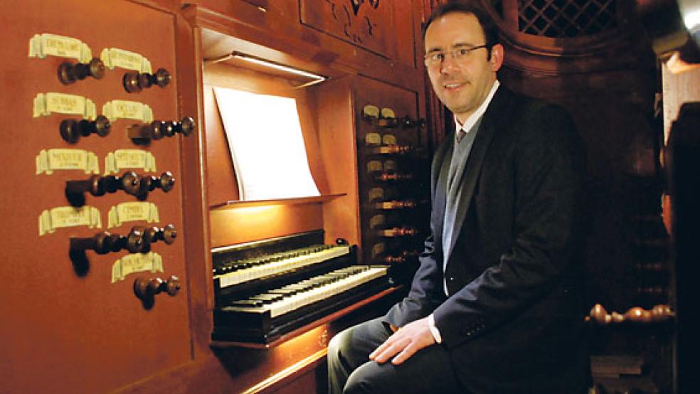Prof. Stephan Leuthold, Domorganist in Bremen und nach drei Jahren erneut zu Gast in Weener, spielte das letzte Sonntagskonzert der Saison an der Schnitger-Orgel. © Foto: Kuper
