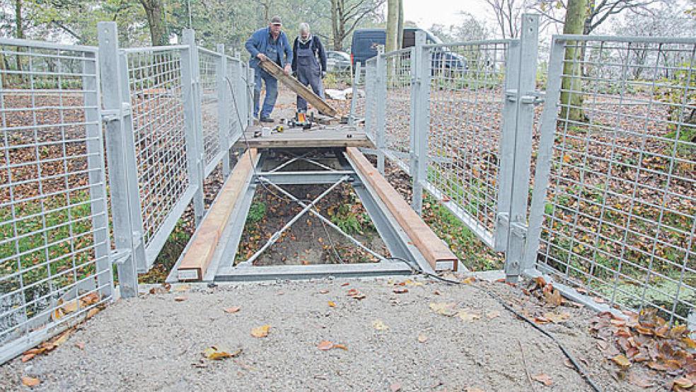 Schlagen Brücken im Tammen-Park in Bunderhee: Jan Götze (rechts) und Friedrich Eilers von der Firma Götze aus Emden. © Fotos: Hanken