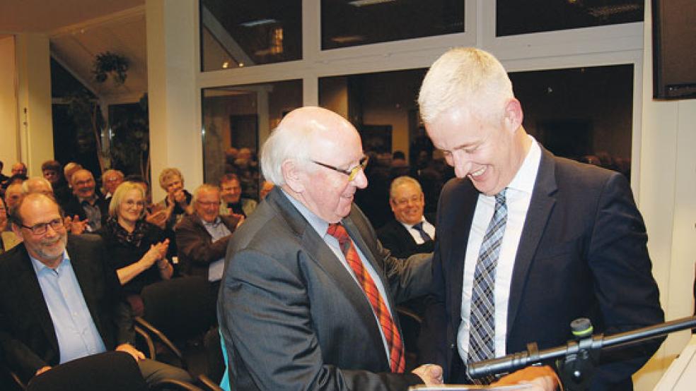 140 Jahre - 140 Euro: Jakobus Baumann bedankt sich bei Landrat Matthias Groote - rechts - für ein »Flachgeschenk« zum Jubiläum des Krankenhausvereins. © Foto: Hoegen
