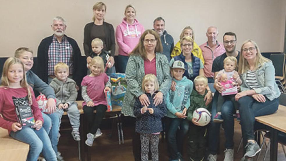 Gewinnübergabe: Ortsvorsteher Georg Huisinga (hinten links) und einige Mitglieder des SPD-Ortsvereins Boen erfüllten den Kindern, die beim Dorffest erfolgreich am Luftballonwettbewerb teilgenommen haben, kleine Wünsche. © Foto: privat