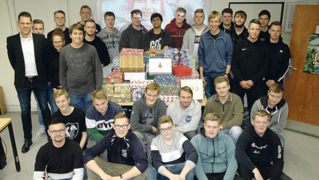 Azubis packen 59 Kartons mit Geschenken