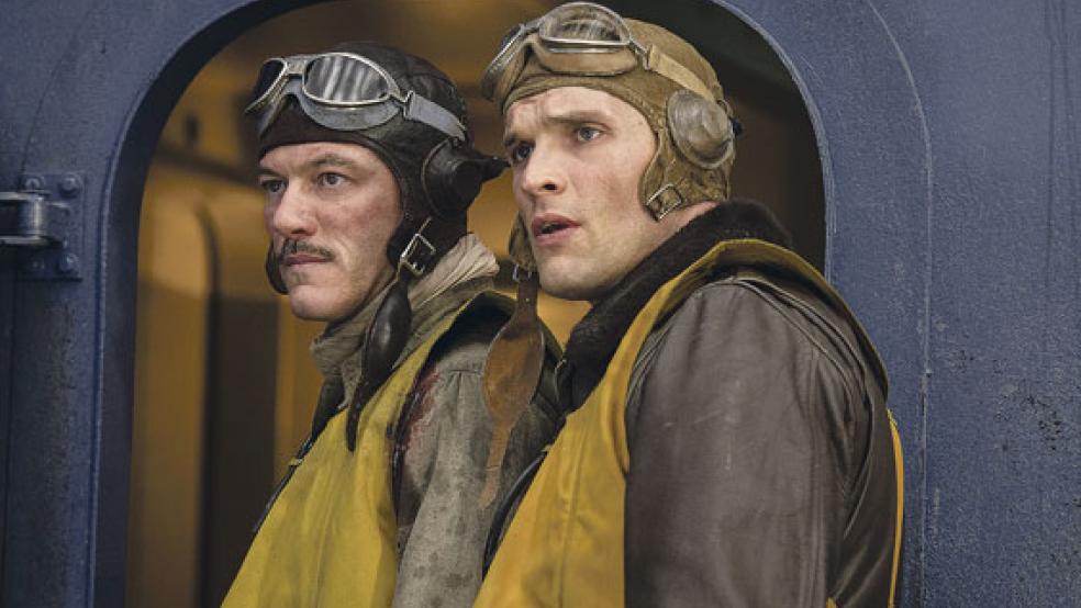Die Piloten Dick Best (Ed Skrein, rechts) und Wade McClusky (Luke Evans) ziehen in den Krieg gegen die Japaner. © Foto: Universum Film