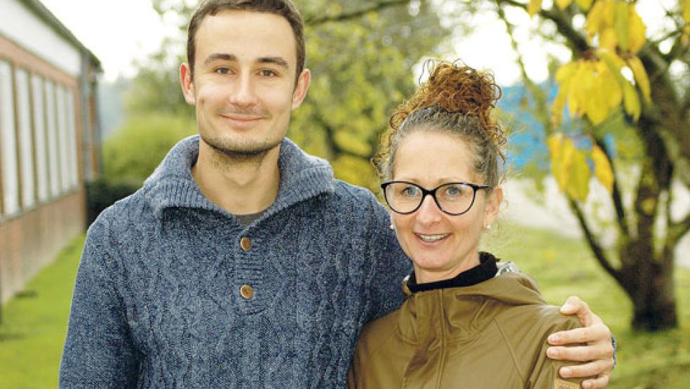 Kollegen bei der Ausbildungswerkstatt der Bundeswehr (ABW) in Weener: Philipp Tengler (34), der in Ost-Berlin aufwuchs, und Sandra Menzel (40), die in Neubrandenburg zur Welt kam und kurz vor dem Mauerfall mit ihren Eltern in einen Plattenbau nach Rostock umzog. © Foto: Szyska