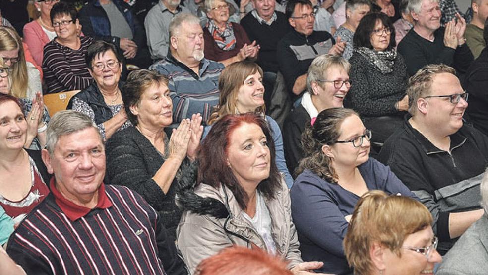 Die Darsteller der Theaterkoppel begeisterten das Publikum in der Aula der Grundschule in Stapelmoor. © Fotos: Wolters