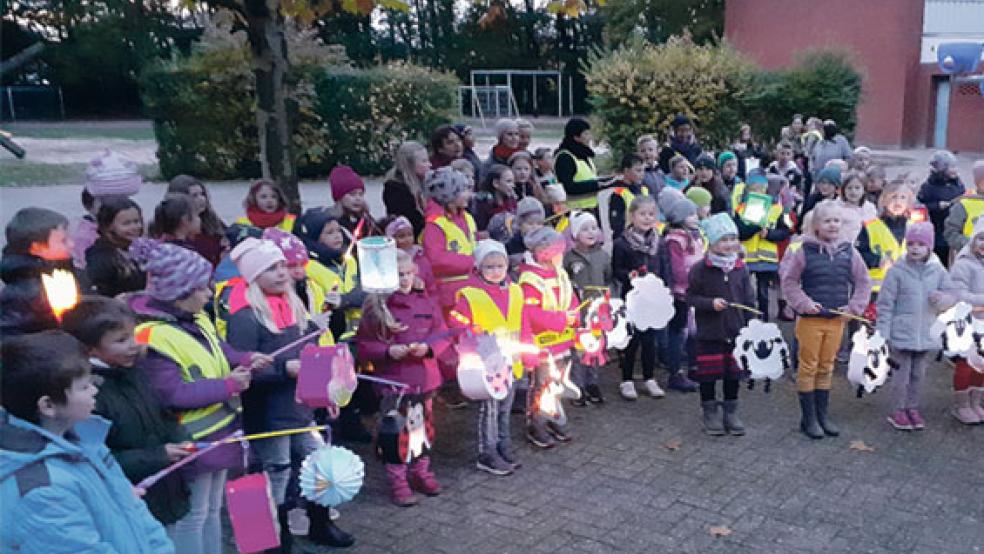 Auch 62 Kinder der Grundschule Möhlenwarf frönten mit Eltern dem Martini-Brauch. Der Förderverein der Schule veranstaltete ein Laternenfest. Bei der Sparkasse gab es für die kleinen Sängerinnen und Sänger »Schlickerwark«. © Fotos: privat