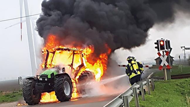 Traktor steht in Bunde in Flammen