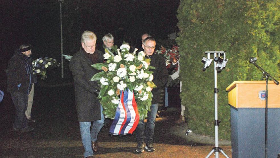 Als erste legten Bürgermeister Ludwig Sonnenberg (links) und Ratsvorsitzender Garrelt Janssen als Repräsentanten der Stadt Weener einen Kranz nieder. © Foto: Kuper