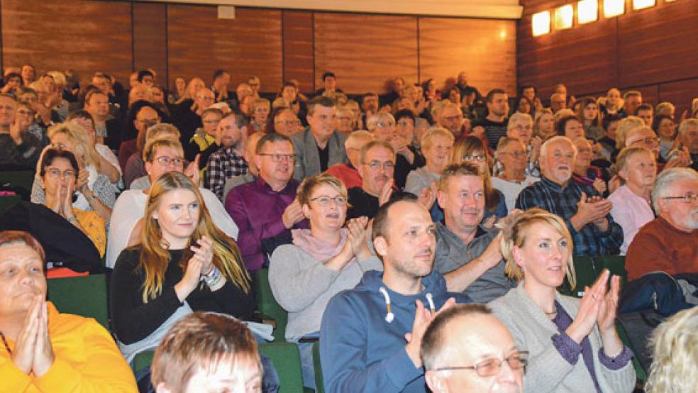 Zwei Jahre mussten sie auf den neuen Streifen warten, aber am Samstag wurde die Geduld der treuen Rheiderländer Filmfans belohnt.  © Fotos: Himstedt