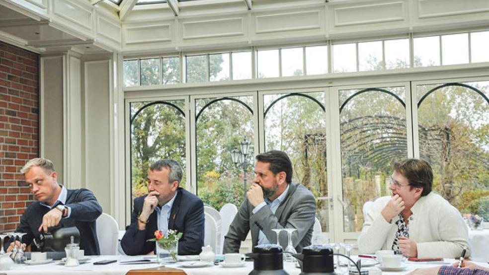 Suchten das Gespräch mit den ostfriesischen Landwirten (von links): Wiard Siebels (SPD-Landtagsabgeordneter), Johann Saathoff (SPD-Bundestagsabgeordneter), Olaf Lies (Niedersächsischer Umweltminister) und Hanne Modder (SPD-Landtagsabgeordnete). © Fotos: Boelmann