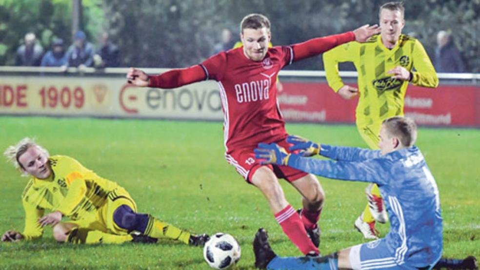 Der größte Aufreger im Spiel: Etwas unorthodox wie Torwart Rene Breu einstieg, er spielte mit dem Fuß aber den Ball. © Fotos: Bruins
