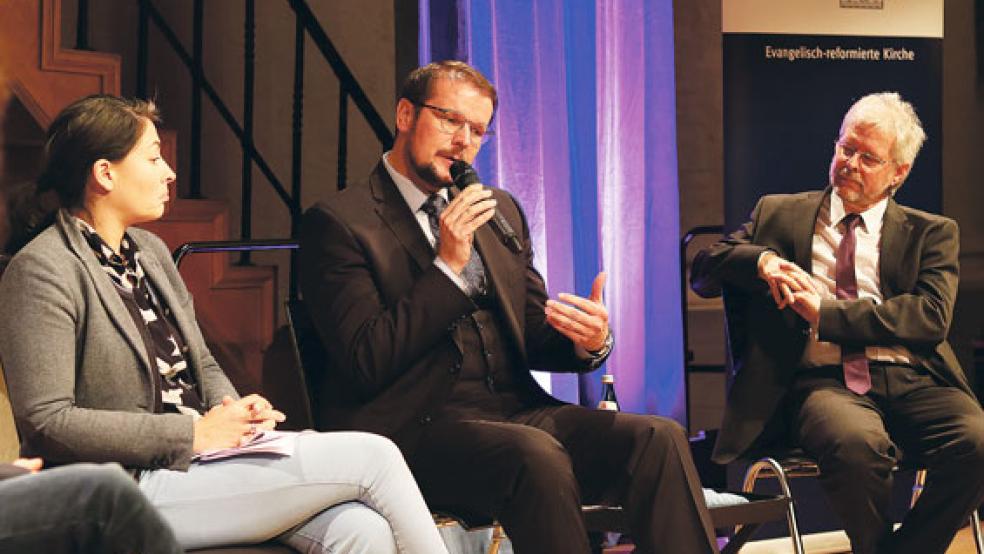 Diskutierten über »Grenzen der Toleranz«: Im Bild von links Filiz Polat, Tim Kruithoff und Kirchenpräsident Martin Heimbucher. © Foto: Ulf Preuß