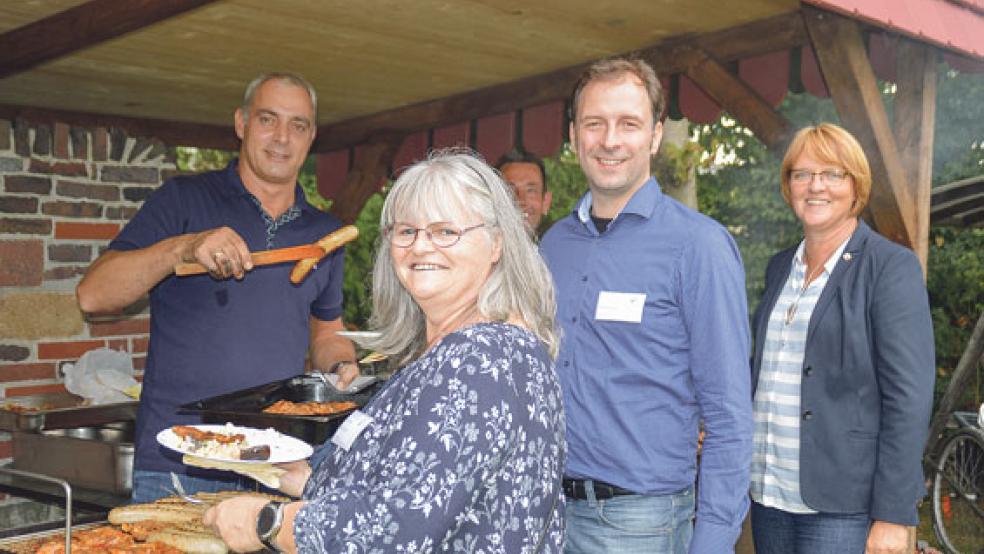 In lockerer Atmosphäre beim Sommerfest des Hauses Fresena diskutierten Katrin Gawenda (von links), Henning Fietz und Meta Janssen-Kucz im August 2018 über neue notwendige Konzepte in der Suchtkrankenhilfe. © Archivfoto: Himstedt