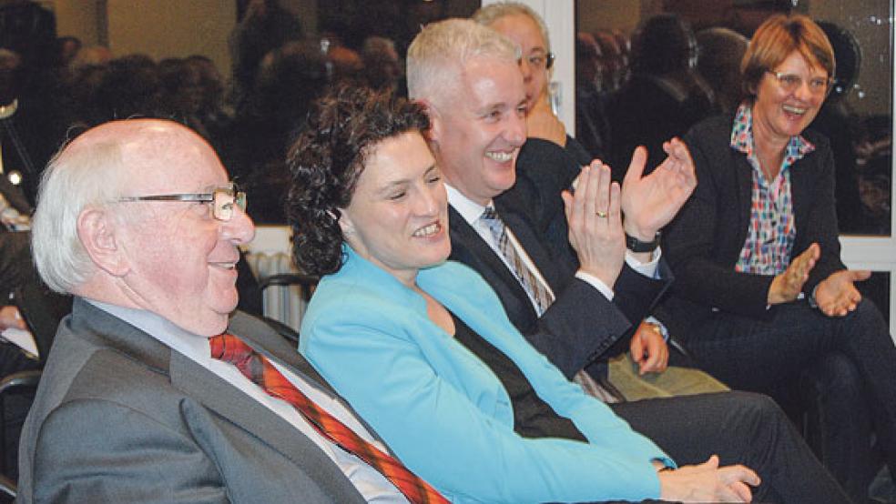 Es gab auch heitere Momente während der Versammlung des Krankenhausvereins, auch wenn die Zukunft der Krankenhäuser im Lande ein ebenso komplexes wie ernstes Thema ist. Im Bild von links Jakobus Baumann, Ministerin Carola Reimann, Landrat Matthias Groote, verdeckt daneben Klinikum-Geschäftsführer Holger Glienke und Meta Janssen-Kucz. © Foto: Hoegen