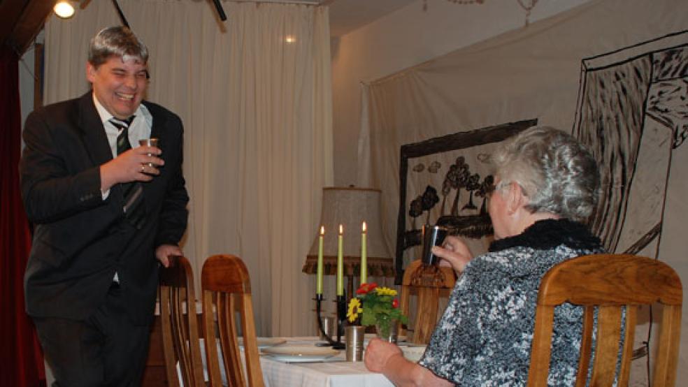 Viel zu lachen gibt es meistens bei plattdeutschen Theaterstücken. Im Foto eine Szene aus »Dinner For One« in Stapelmoor. © Foto: Hoegen