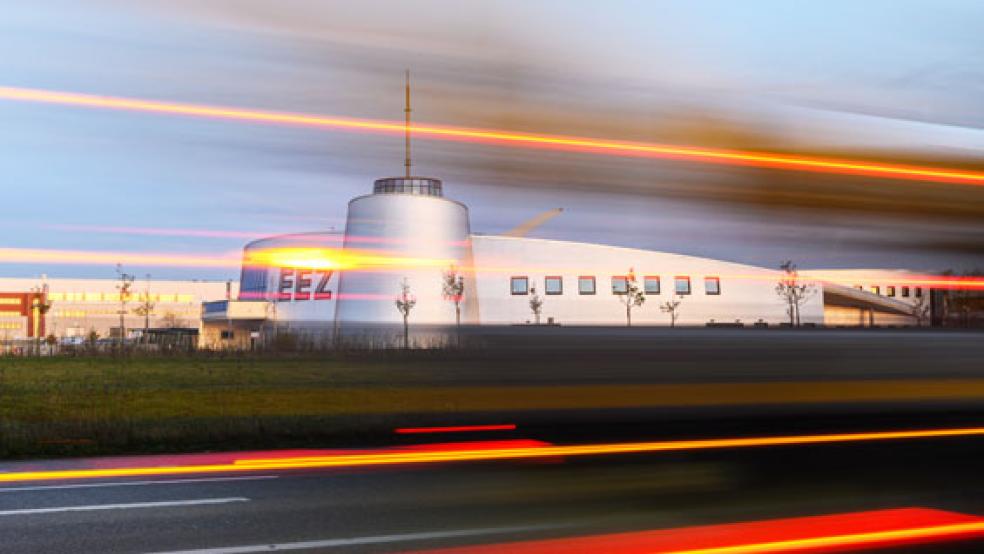 Vor dem Gebäude des Enercon Besucherzentrums im EEZ (Energie-, Bildungs- und Erlebniszentrum) in Aurich. Die Nachricht vom massiven Stellenabbau hat in Ostfriesland Schockwellen ausgelöst. © Foto: dpa