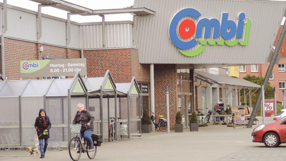 Im Bereich links vom Haupteingang des Einkaufszentrums mit dem Verbrauchermarkt »Combi« in Weener soll ein 30 Meter langer und fünf Meter breiter Anbau entstehen. Der Bauantrag wird zurzeit vorbereitet. © Foto: Szyska