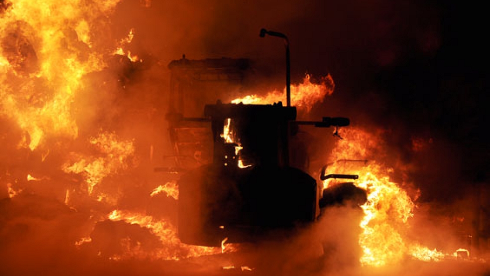Gegen einen Flammenmeer mussten die Feuerwehrkräfte bei dem Großbrand in Oldendorp kämpfen. Am Ende konnten sie die Scheune nur noch kontrolliert abbrennen lassen.  © Foto: Wolters
