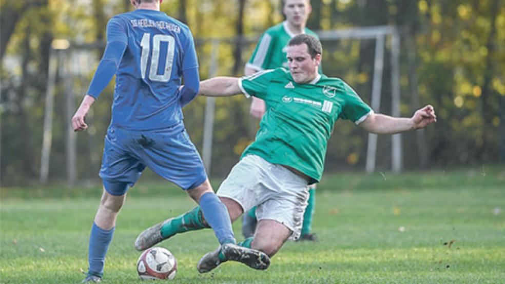 Über weite Strecken war das Derby fair, aber umkämpft. Teutone Fabian Meijer steigt hier aber durchaus rustikal gegenMalte Kuper ein. © Foto: Bruins