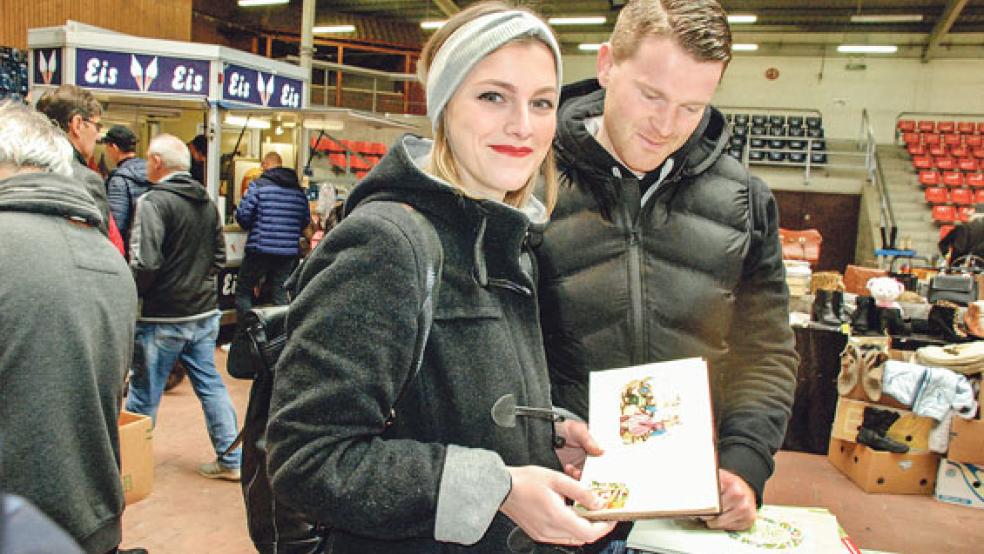 Ein Poesie-Album von 1962 aus Bunde entdeckten die Saterländer Katharina und Frank Janssen (»Meine Mutter kommt aus Bunde«) in der Ostfriesland-Halle.  © Fotos: Kuper