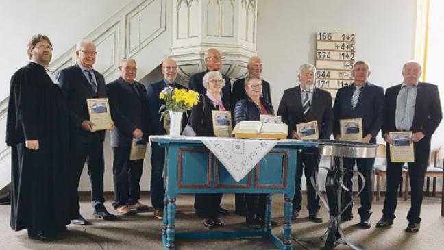 Gedenkurkunden zur Goldenen Konfirmation überreicht