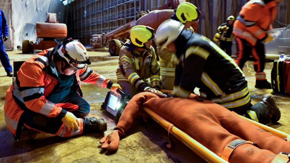 An der Übung im Baudock der Meyer Werft waren rund 50 Einsatzkräfte beteiligt. © Foto: Meyer Werft