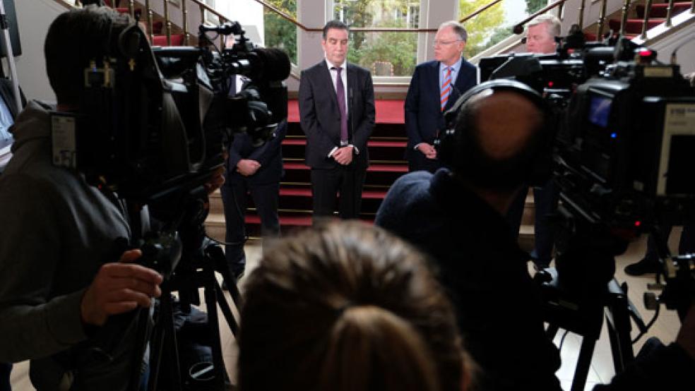 Treffen in Hannover: Enercon-Geschäftsführer Hans-Dieter Kettwig, Ministerpräsident Stephan Weil (SPD) und Wirtschaftsminister Bernd Althusmann (CDU, verdeckt, von links) sprachen heute in der Staatskanzlei über den geplanten Stellenabbau bei dem Auricher Windkraftanlagenhersteller. © Foto: Steffen (dpa)