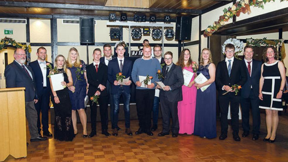 Die erfolgreichen Absolventen in den landwirtschaftlichen Berufen zusammen mit Kreislandwirt Justus Ackermann (links) und dem LHV-Kreisvorsitzenden Klaus Borde (Zweiter von rechts). © Foto: privat