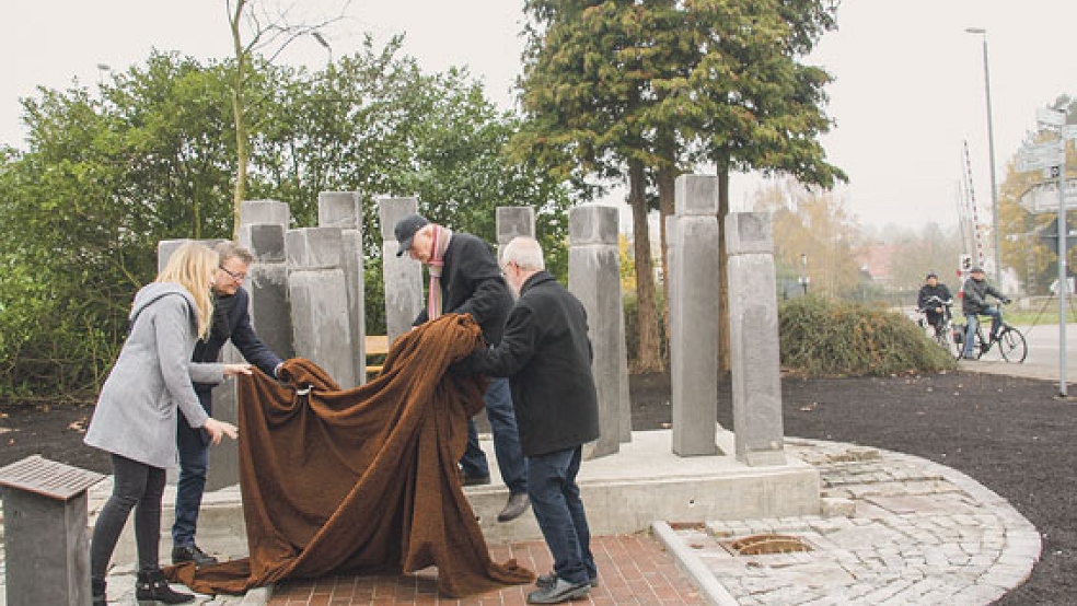 Bewegender Moment: Das Denkmal für 13 ermordete jüdische Mitbürger aus Westoverledingen wird enthüllt. © Foto: Gemeinde Westoverledingen