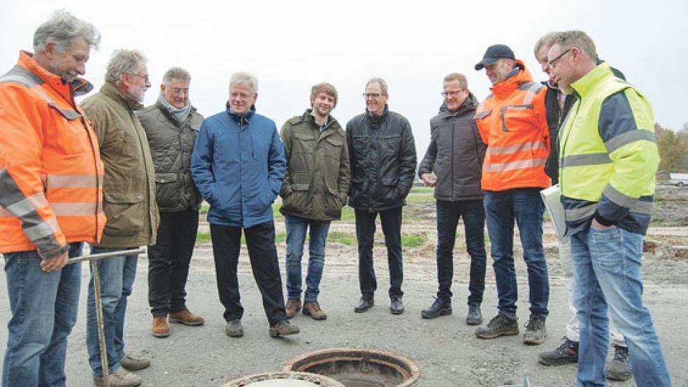 Keine Bauabnahme ohne Blick in die »Unterwelt«: Anton Fokken (Zweiter von links), neben ihm Frank Huneke und Bürgermeister Ludwig Sonnenberg, waren zufrieden mit dem Ergebnis der Bauabnahme.  © Foto: Hoegen