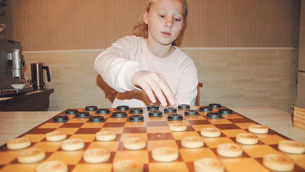 Top-Talent am Dame-Brett: Die 13-jährige Demi Peters gehört zu den besten Spielerinnen in den Niederlanden. © Foto: Szyska