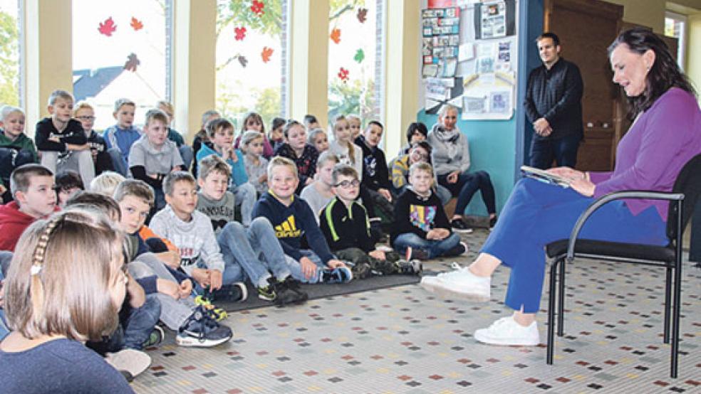 Gespannt hörten die Wymeerster Grundschüler der CDU-Bundestagsabgeordneten Gitta Connemann zu. Die Politikerin las ihnen aus dem Buch »Die Olchis fliegen zum Mond vor«. © Foto: Büro Connemann