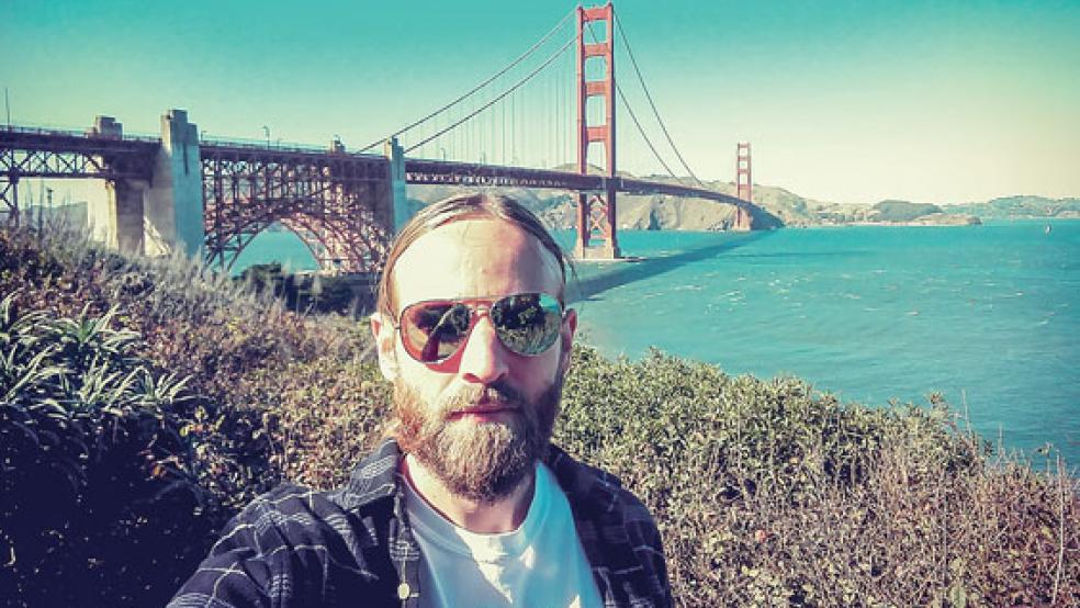 Die Forschungsreise ins Silicon Valley, der Heimat von Technologie-Konzernen wie Apple, Facebook und Google, nutzte Thorsten Schoormann auch zu einem Selfie mit der berühmten »Golden Gate Bridge« in San Francisco im Hintergrund. © Foto: privat